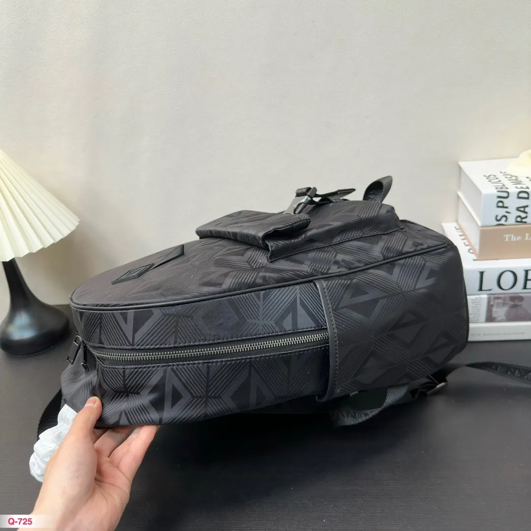 Dior 雙肩 男女背都好看 作为一只合格的 雙肩包 实用雙肩款
