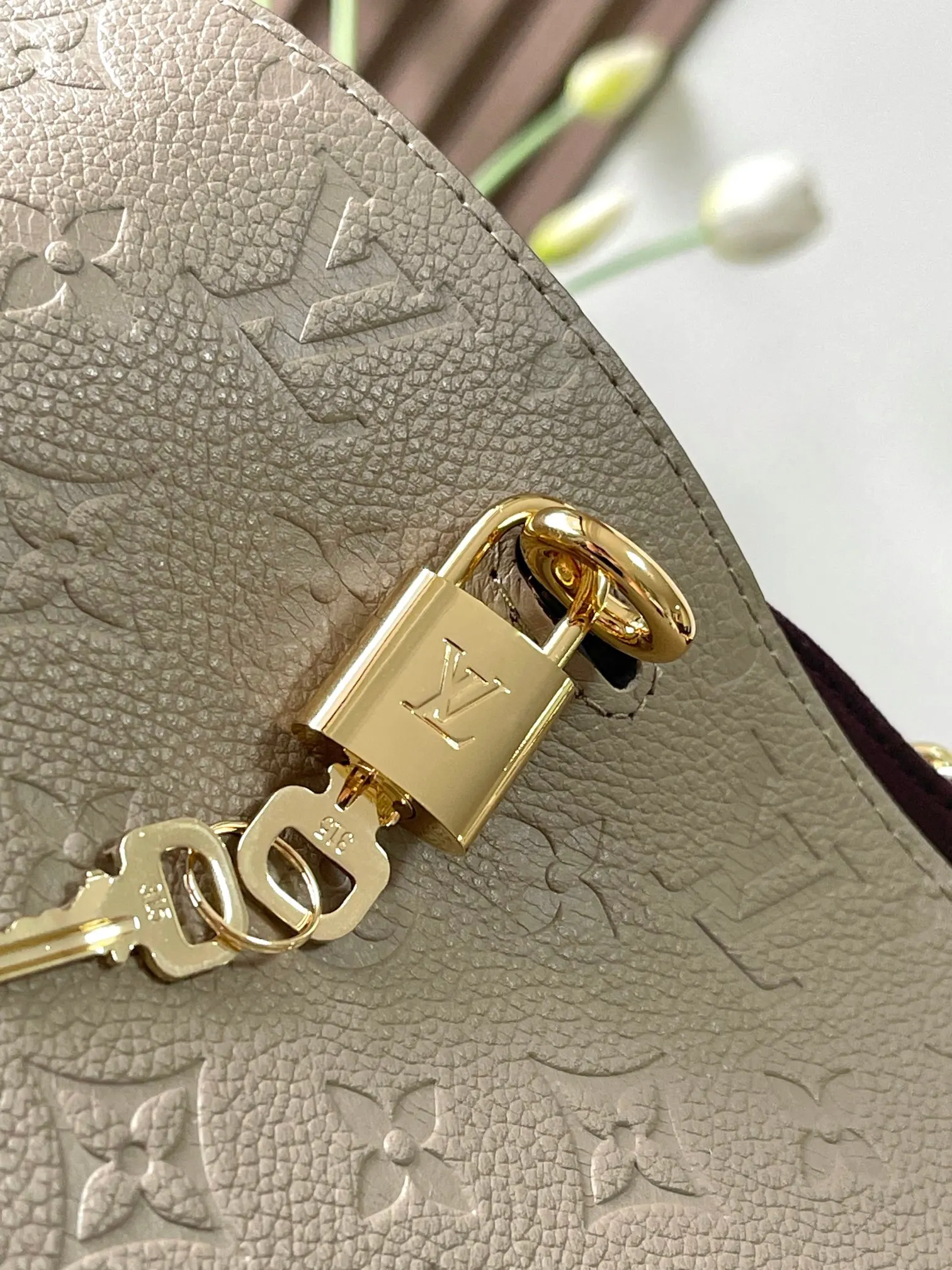 LV 牛皮 Anytime 中号手袋回溯诞生于 鏈條包 精致鏈條款(數字9) LV 牛皮 Anytime 中号手袋回溯诞生于 鏈條包 精致鏈條款(數字9)
