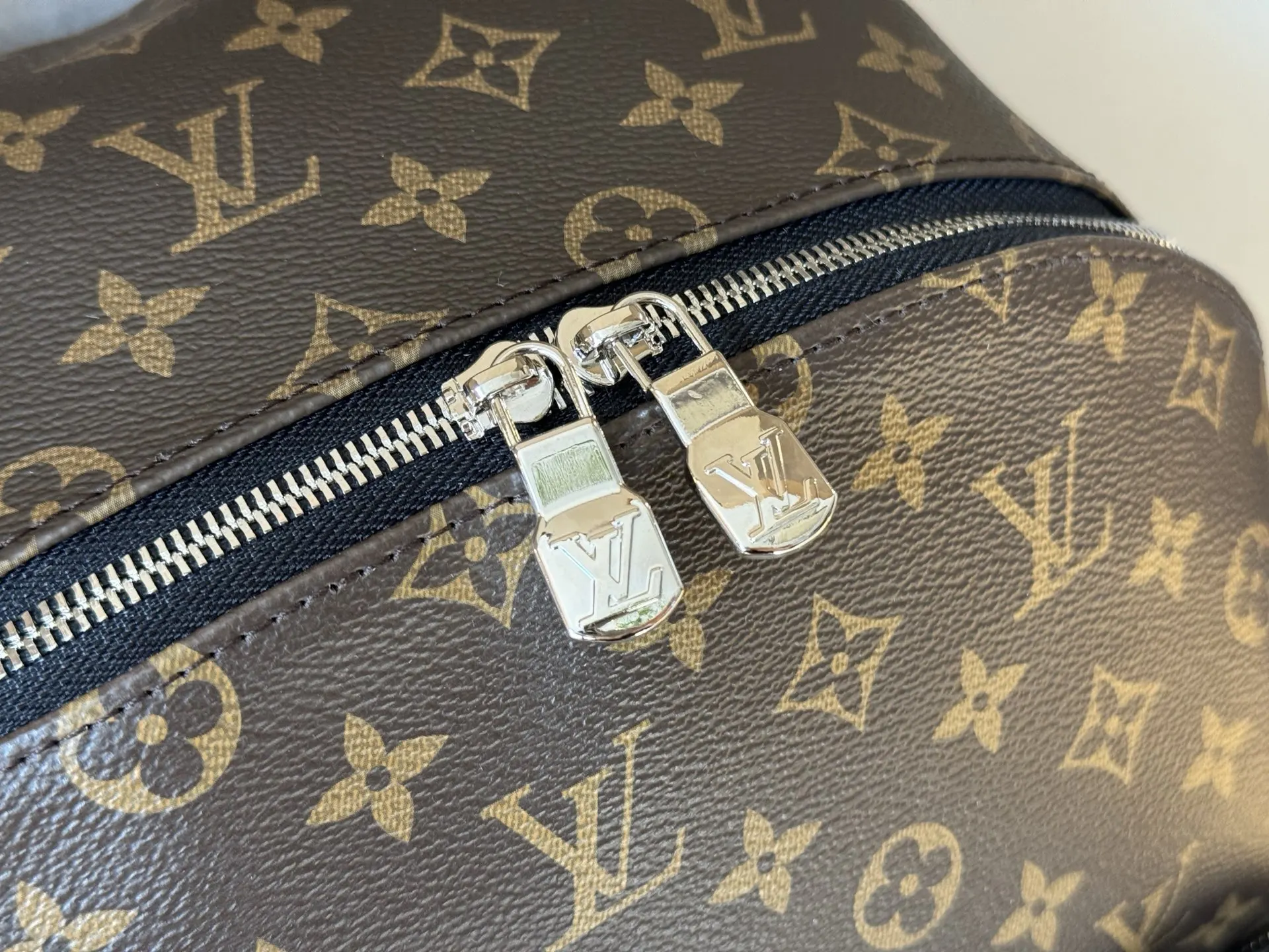 LV 潮男必备单品 潮牌雙肩背包 定制五金 设 雙肩包 实用雙肩款