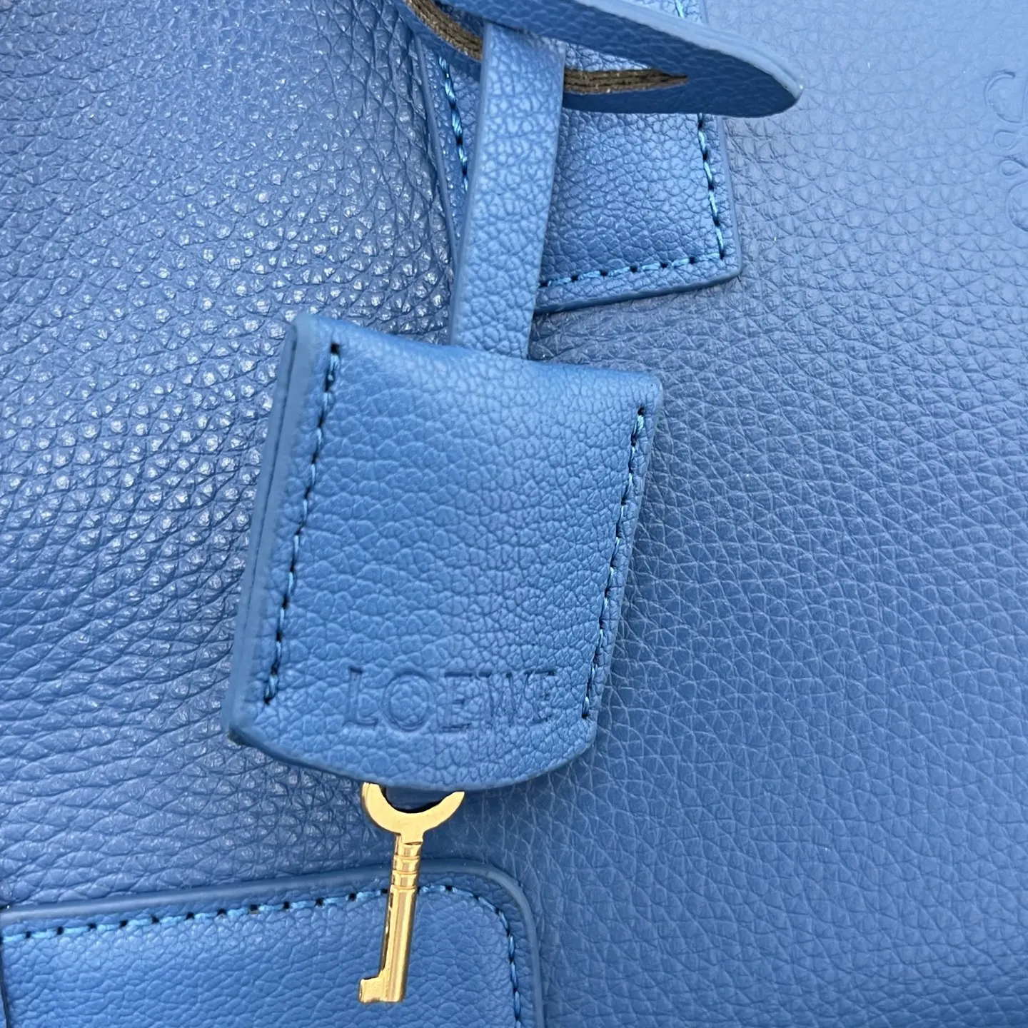 Loewe 牛皮手提包 精選款(數字16) Loewe 牛皮手提包 精選款(數字16)