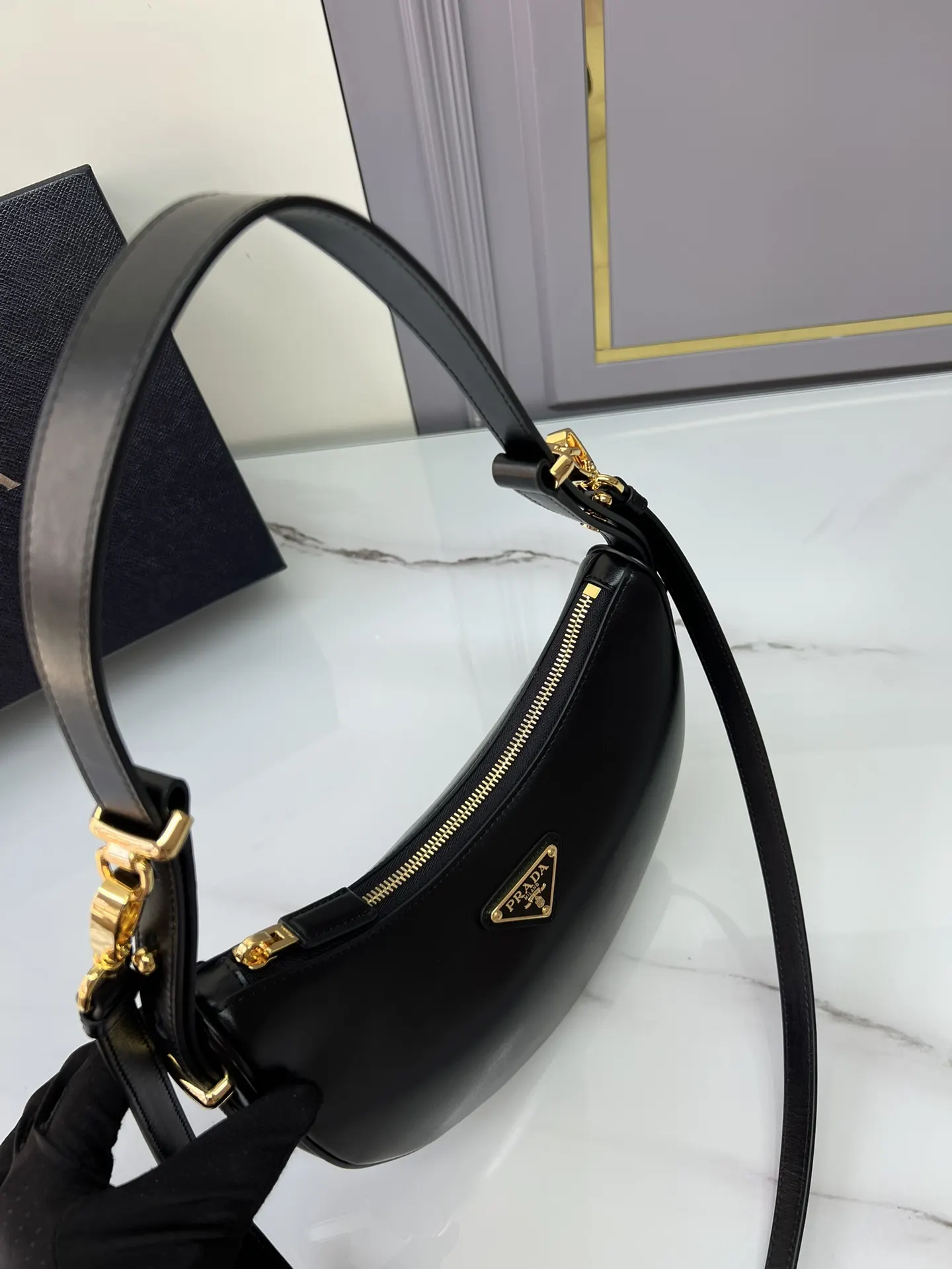 Prada 牛皮 羊皮 双肩背包 轻便实用