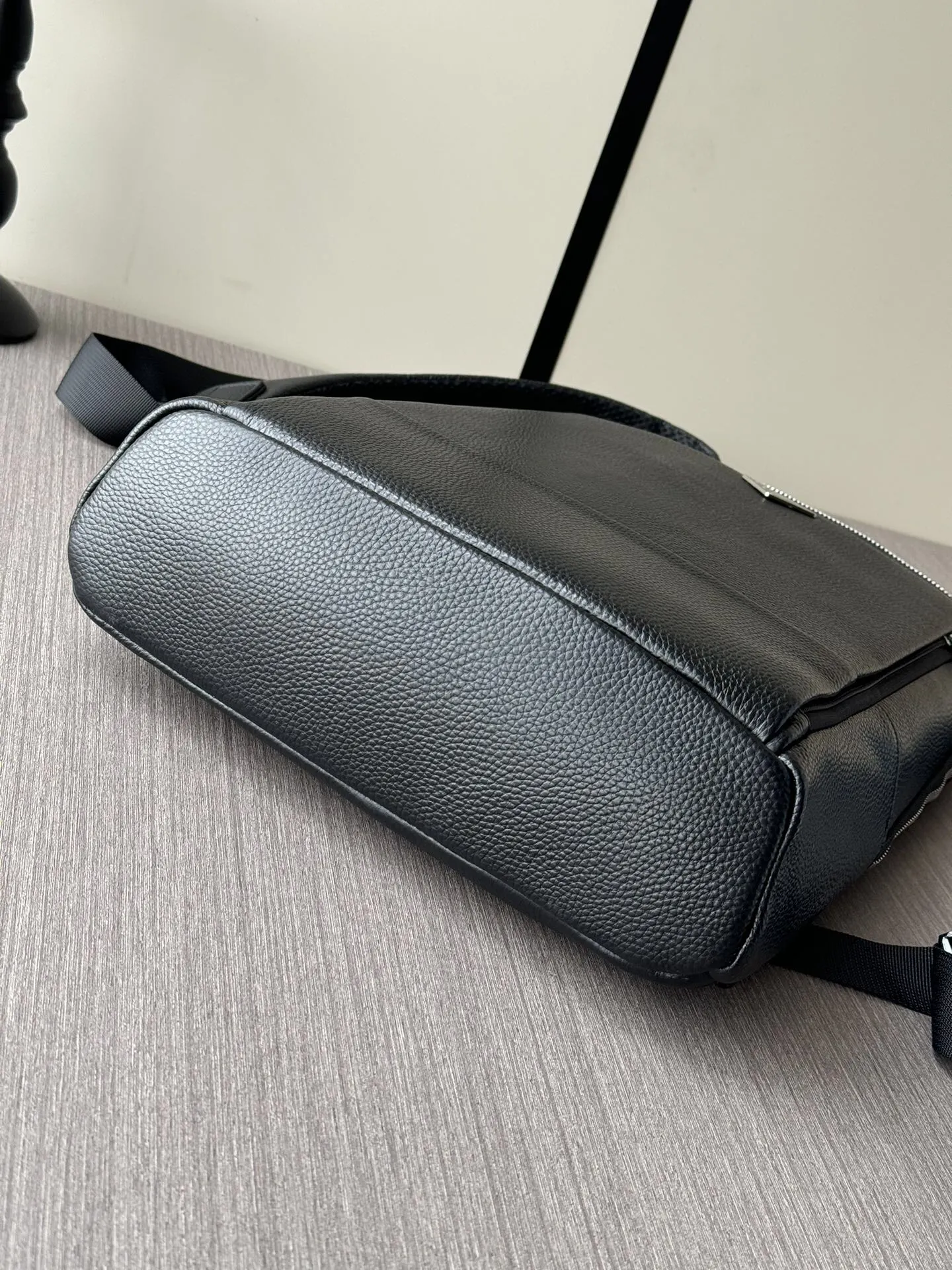 Prada 黑色 牛皮 Logo 双肩背包 轻便实用