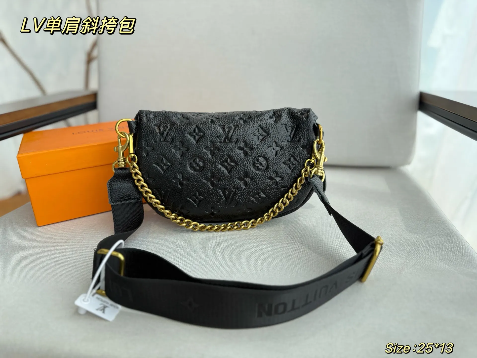 LV 黑色 装 Bu ag全皮压花黑色 最近 火的Bum 斜挎包 轻便斜挎款