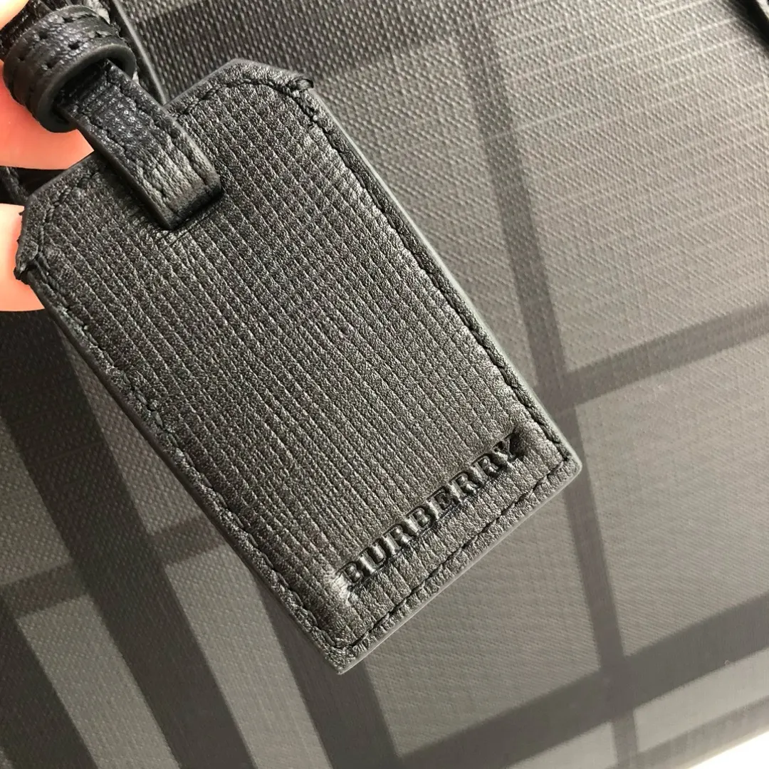 公文包可以手提或使用背带肩背 商务通勤款