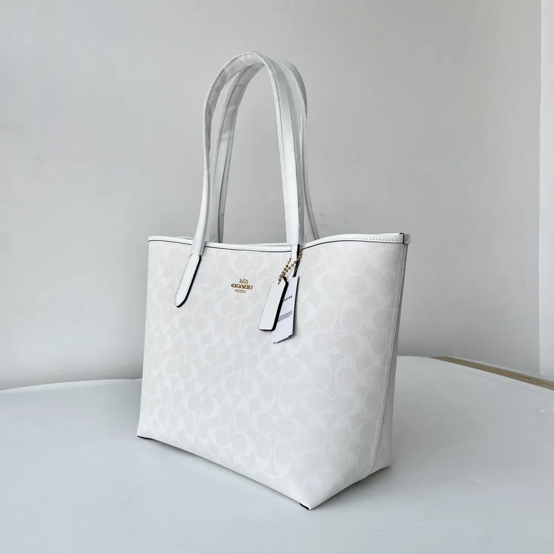 Coach 老花 帆布 新奥莱款双面托特包 的老花图案可以 大容量托特款