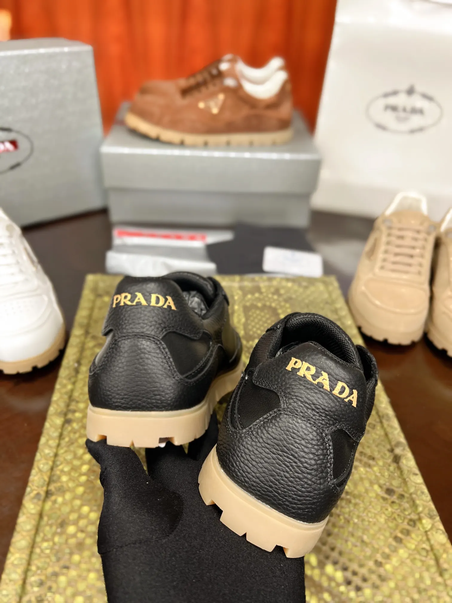 Prada 牛皮 休闲鞋 舒适