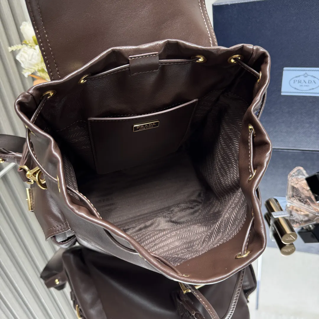 PRADA 羊皮 双肩背包 轻便实用款