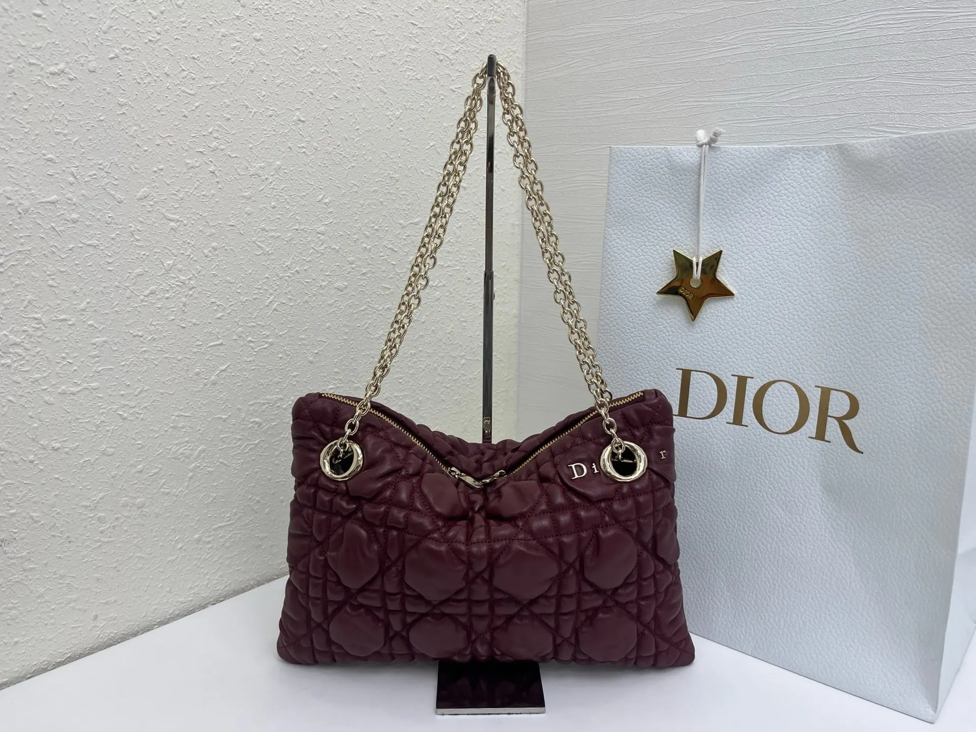 Dior 突显饰以蓬蓬超大藤格纹的新材质 为經典图案注入立体风 鏈條包 精致鏈條款