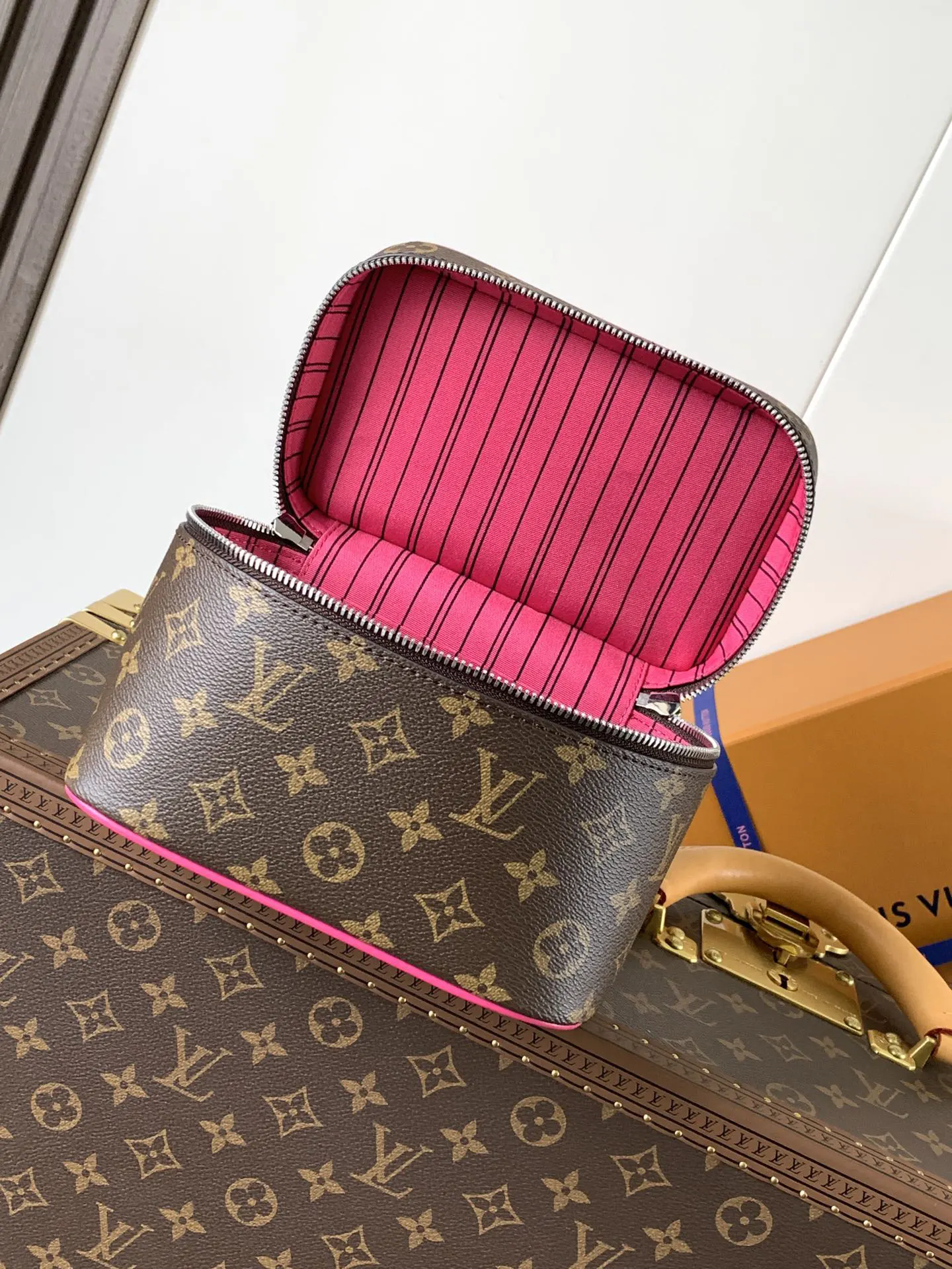 LV blue yellow color scheme handbag Image 7