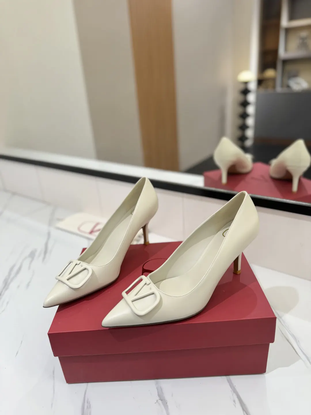 Valentino 金色 平底鞋 通勤约会款