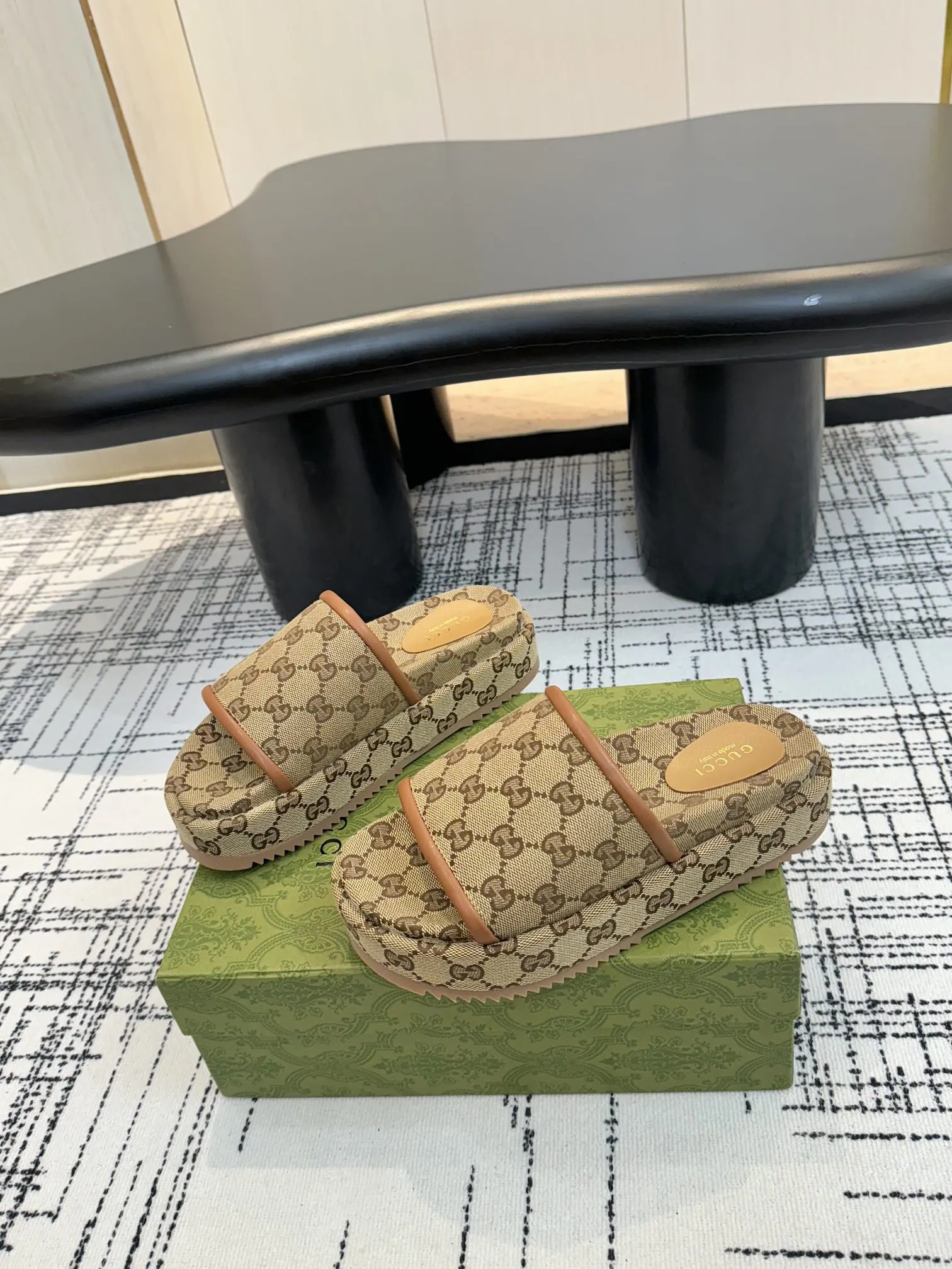 Gucci GG老花平底拖鞋 棕色休闲款