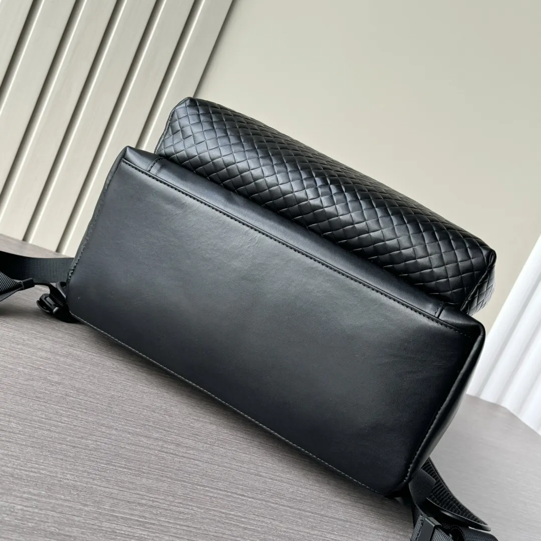 Prada 黑色 小牛皮 行李箱 旅行拉杆款 輕便出行款(數字8) Prada 黑色 小牛皮 行李箱 旅行拉杆款 輕便出行款(數字8)