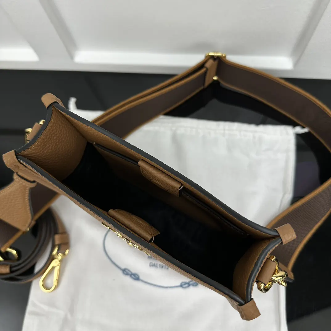 Prada 金色 双肩包