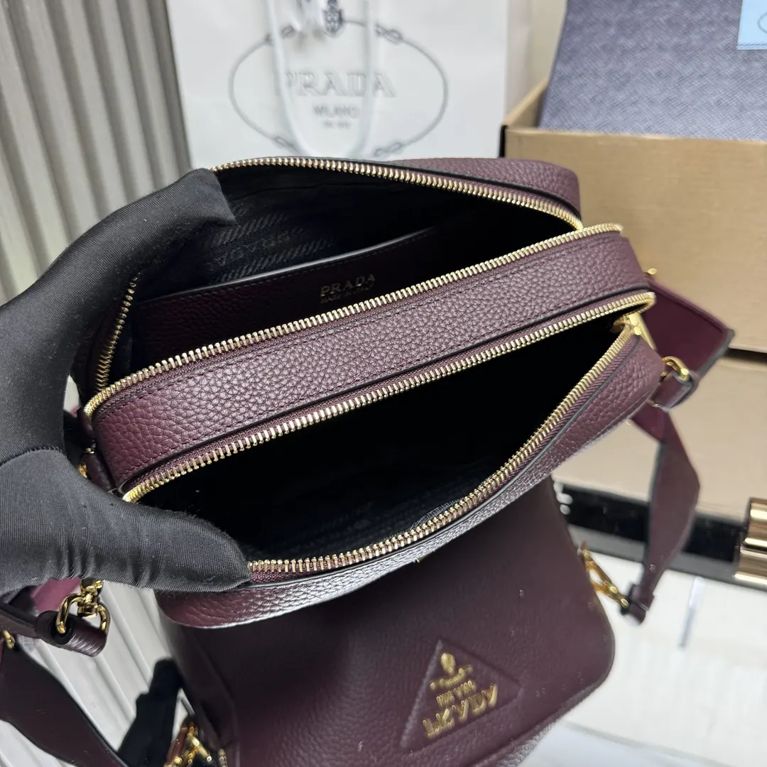 Prada 牛皮 字母 Logo 雙肩背包 輕便实用