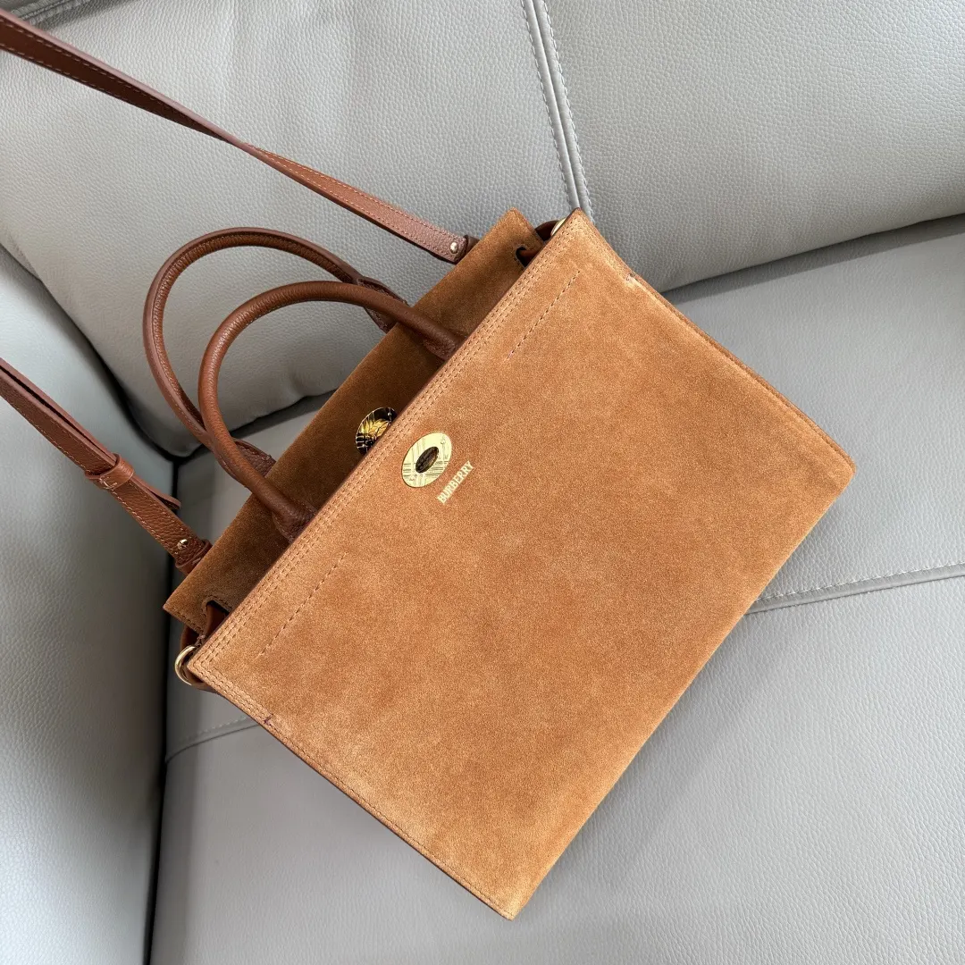 Burberry 米色 经过细腻打磨处理 呈现柔软觸感 托特包 大容量托特款