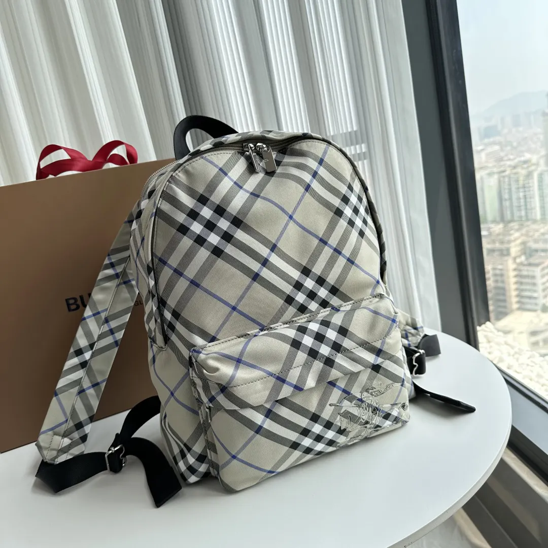 Burberry 来自 經典之作系列 以鲜明品牌风格诠释衣橱必备款式 雙肩包 实用雙肩款