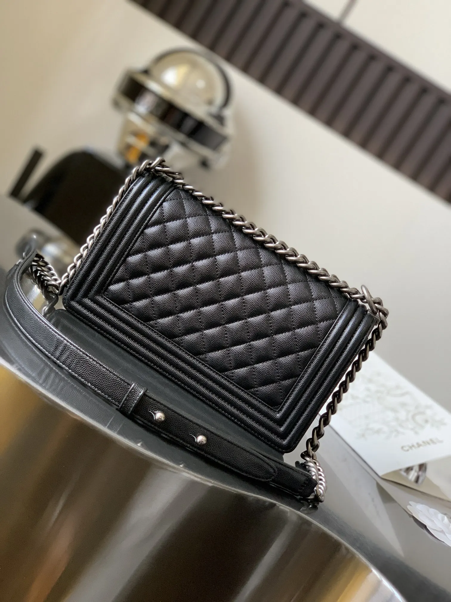 CHANEL 黑色鱼子酱牛皮翻盖链条包 双肩背款