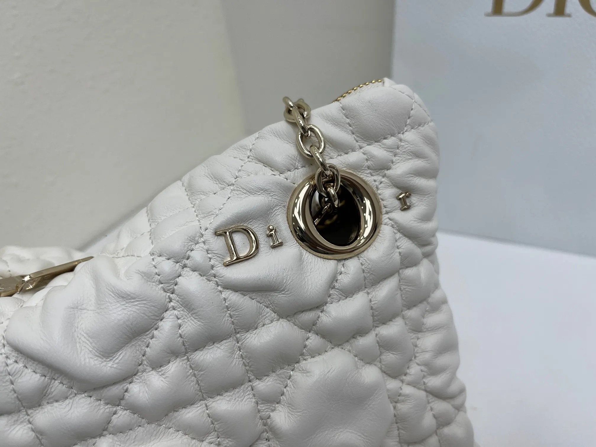 Dior 突显饰以蓬蓬超大藤格纹的新材质 为經典图案注入立体风 鏈條包 精致鏈條款