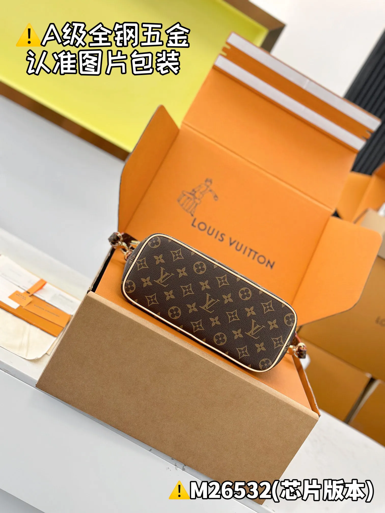 LV 黑色壓紋鏈條郵差包 斜挎款(數字13) LV 黑色壓紋鏈條郵差包 斜挎款(數字13)