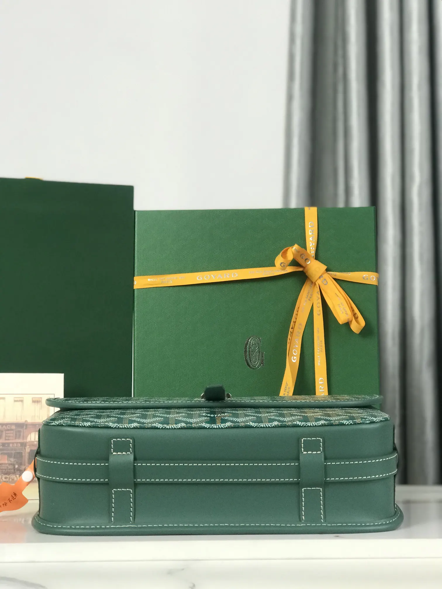 Goyard 皮質镶边以线条的方式凸显出包身轮廓 翻盖的皮質内衬亦 收納包 旅行收納款