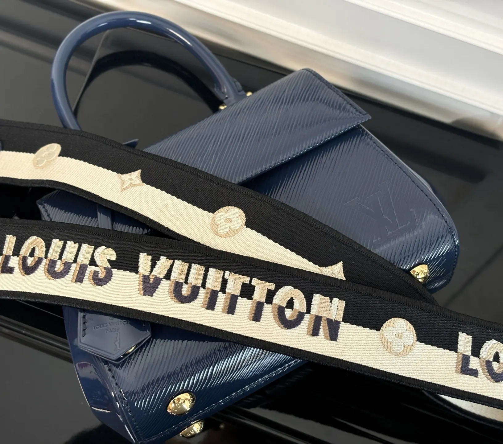 LV blue, handbag Image 8 LV blue, handbag Image 8