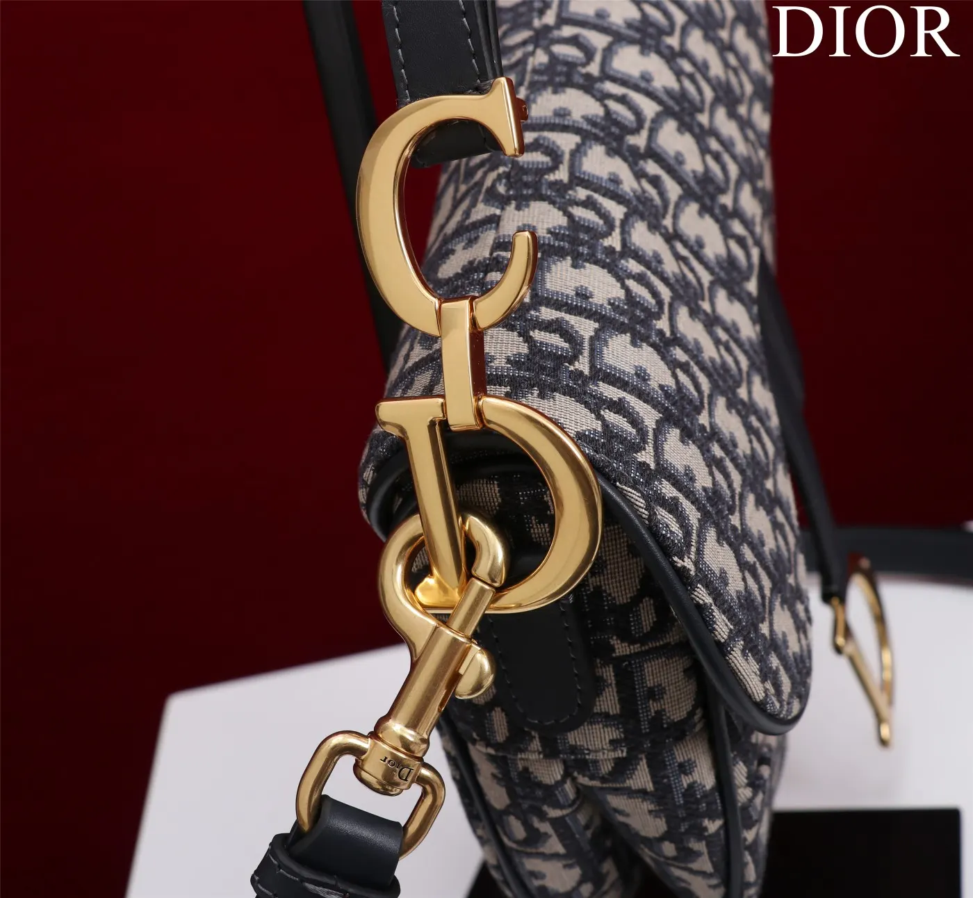 Dior Saddle 单肩包