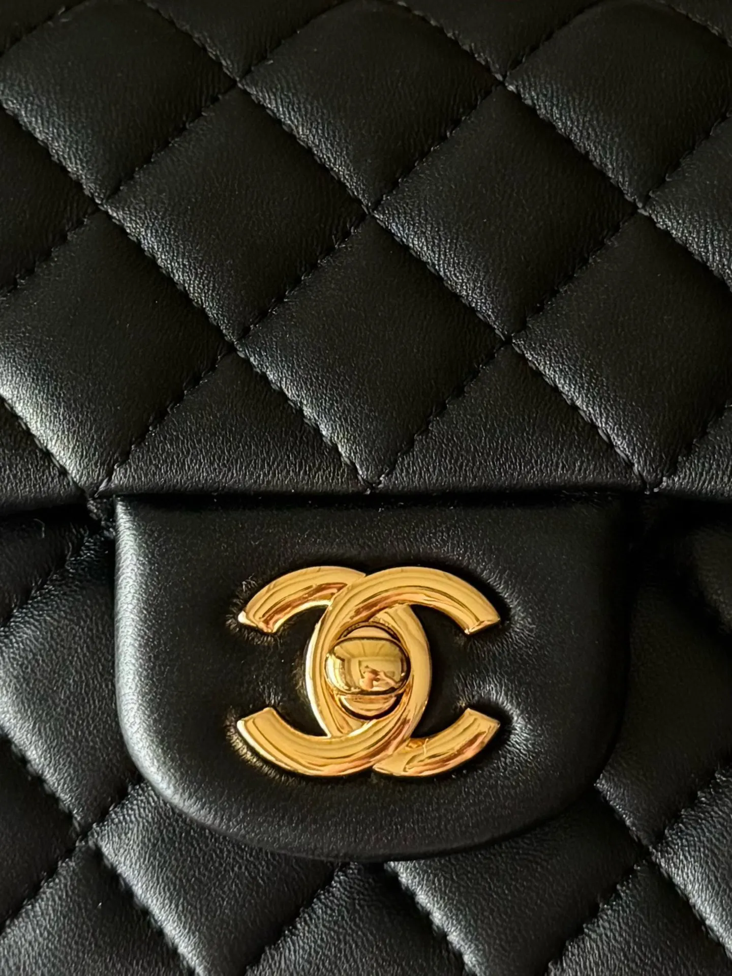 Chanel 黑色小羊皮菱格手提链条包 通勤