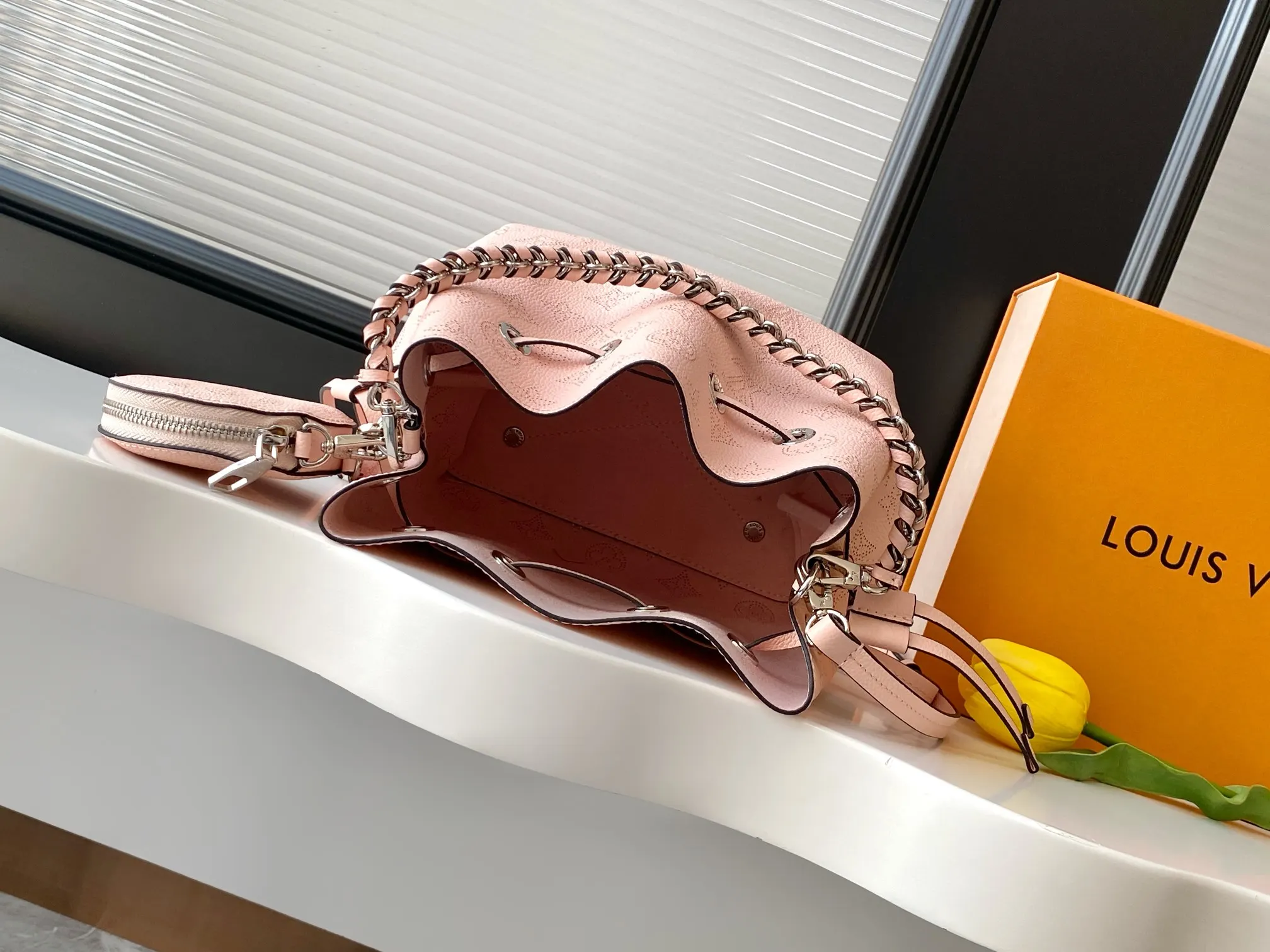 LV pink, chain bag, shoulder crossbody model Image 9 LV pink, chain bag, shoulder crossbody model Image 9