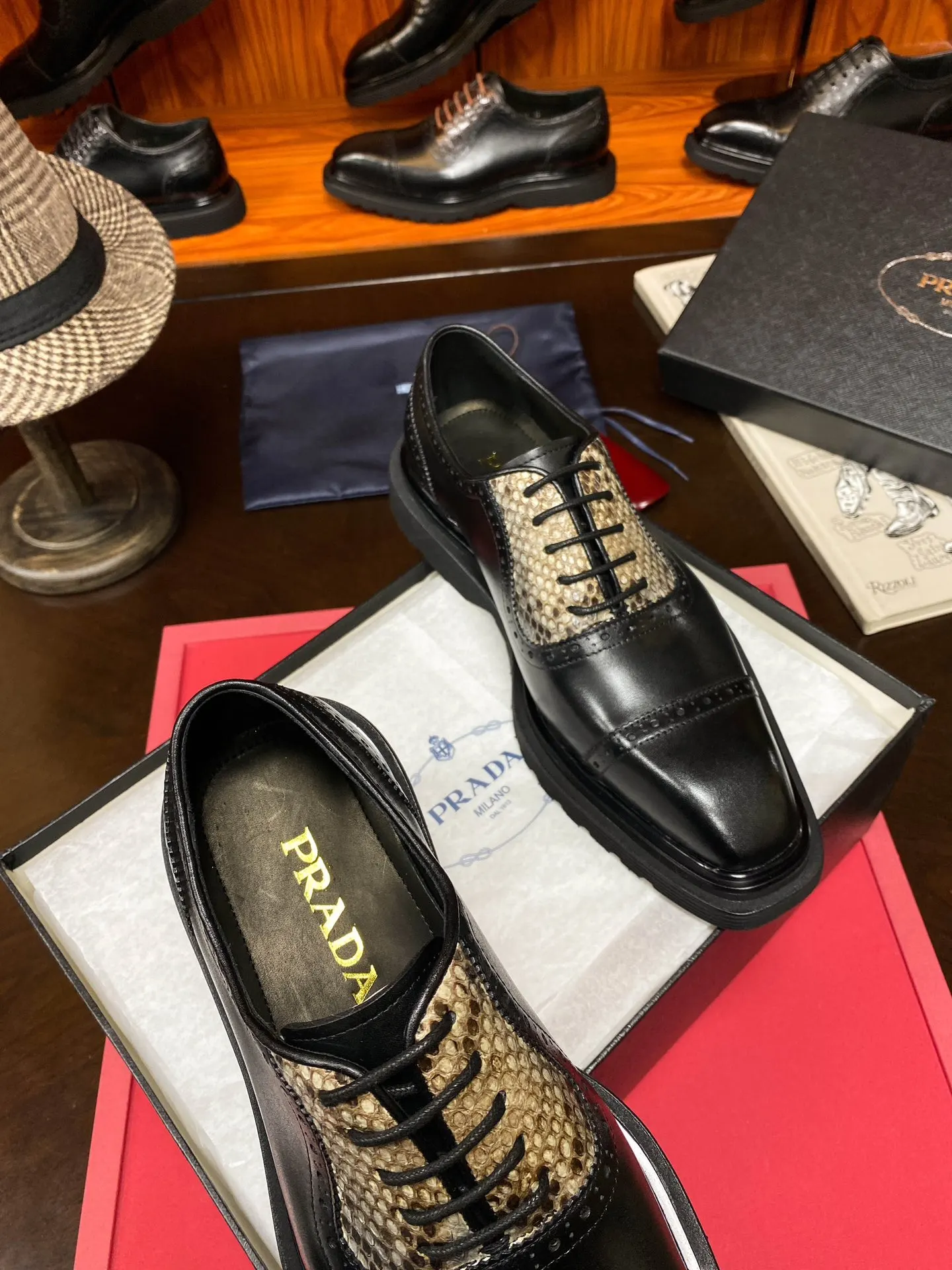 Prada 鳄鱼皮 牛皮 休闲鞋 舒適