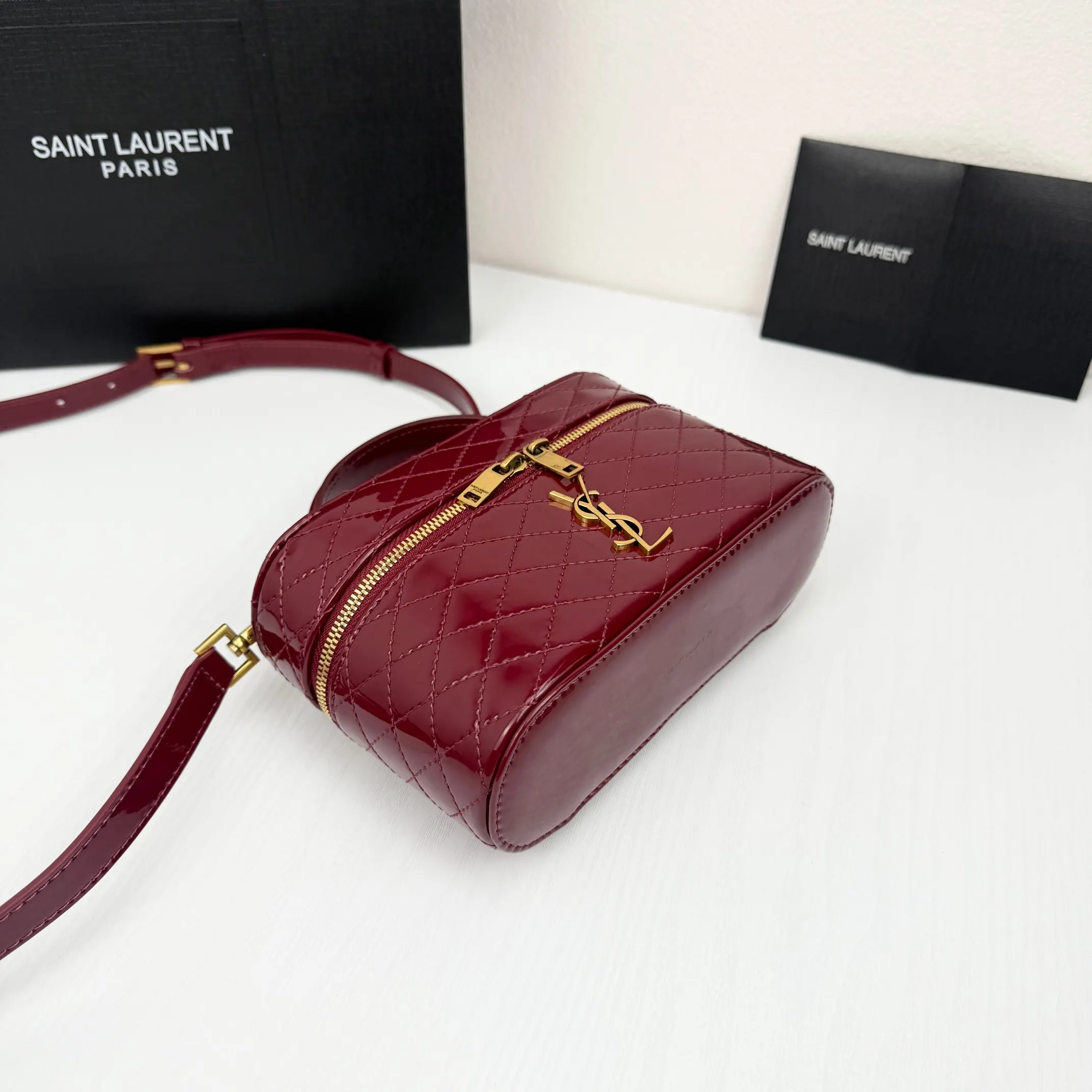 羊皮 GABY VANITY BAG 迷你漆皮革肩 手拿包 精致手拿款