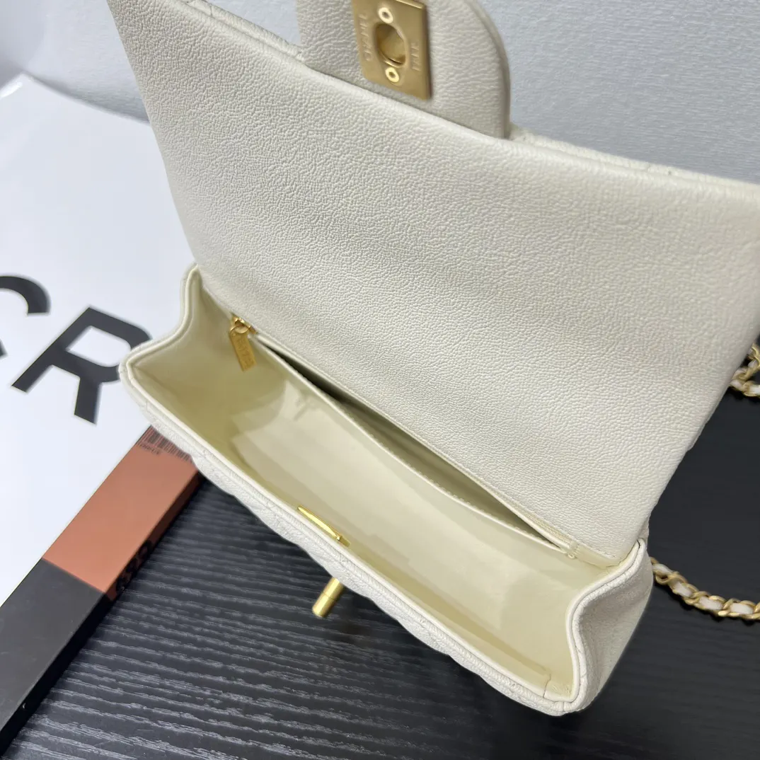 CHANEL 米白色牛皮翻盖链条包 金扣款