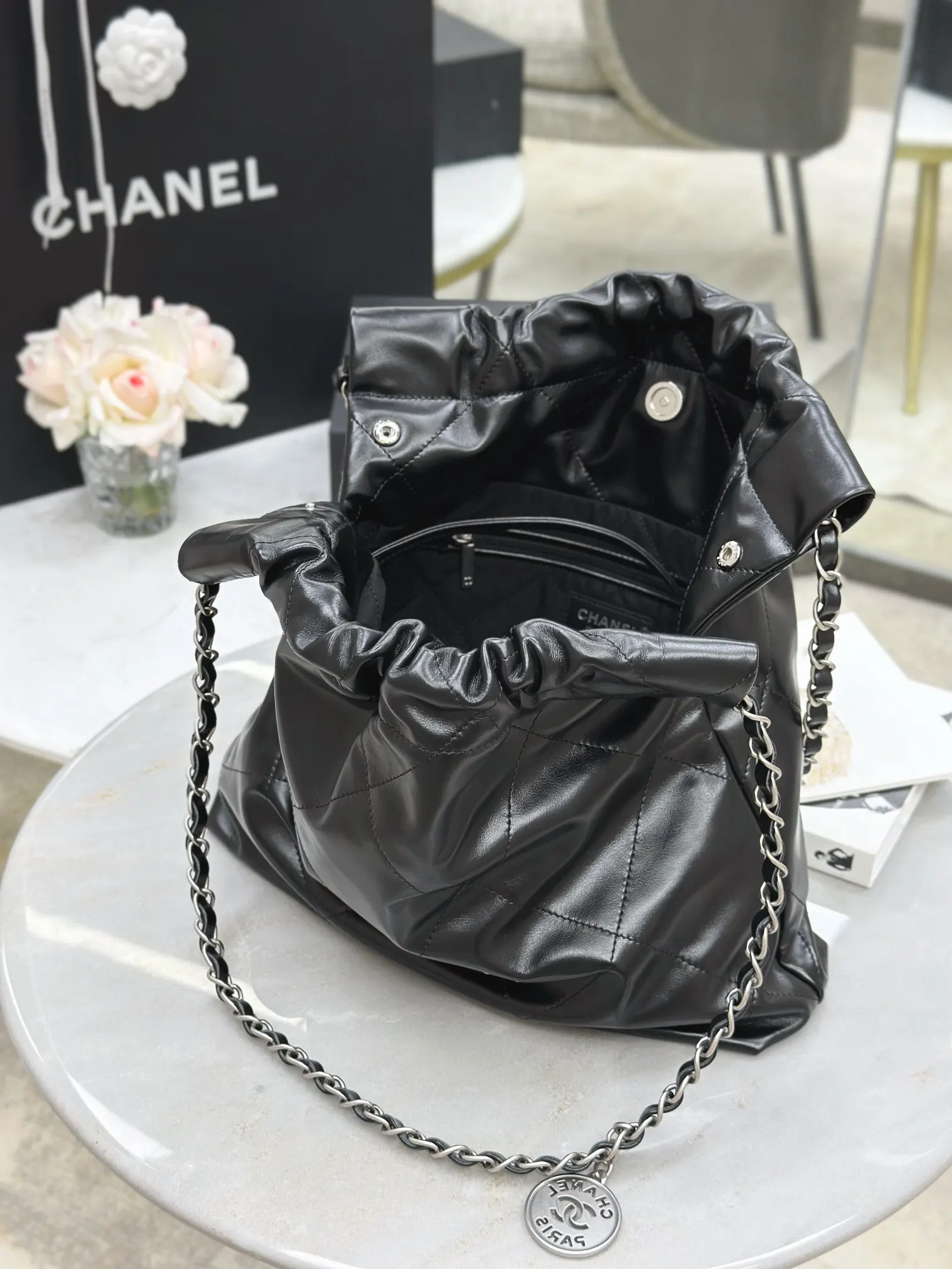 CHANEL 22 Bag 黑色牛皮束口链条包 旅行款