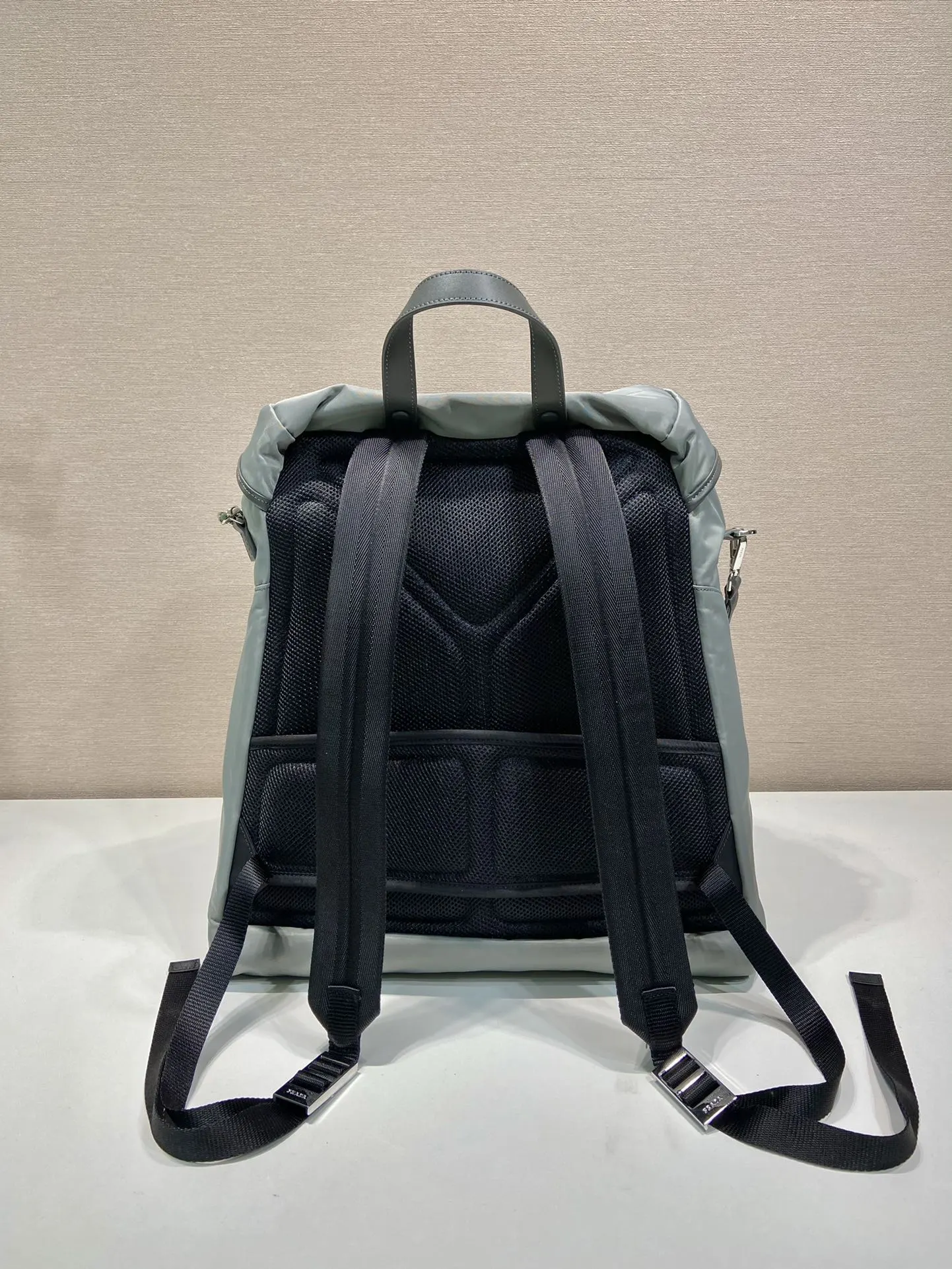 Prada 尼龙 牛皮 双肩背包 轻便实用
