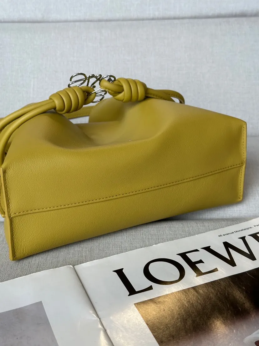 Loewe 金色 牛皮 可肩背 斜挎或手提 可拆卸可调整肩带 低调的磁扣开合 手拿包 精致手拿款