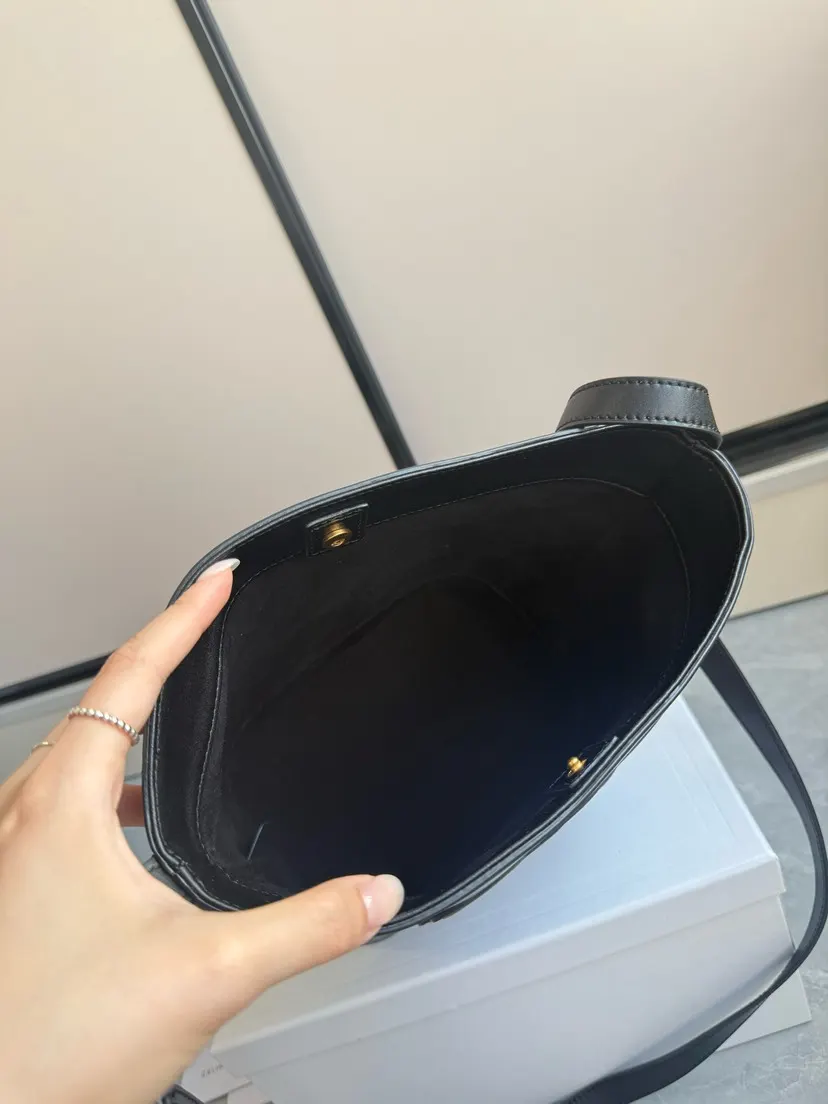 黑色 牛皮 cuir水桶包 黑色 凯旋门浮雕全皮斜挎水桶 低调简 休闲水桶款