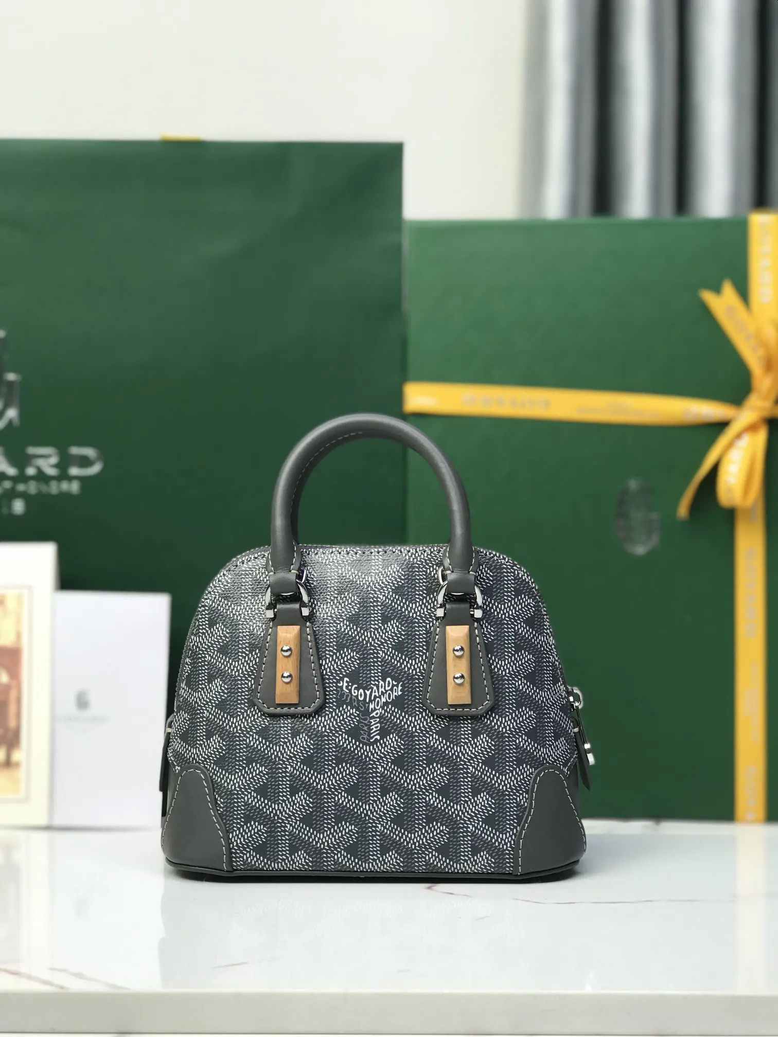 黃色 皮革 Vendome Nano贝壳包 传承了品牌独一无 單肩包 日常單肩背款