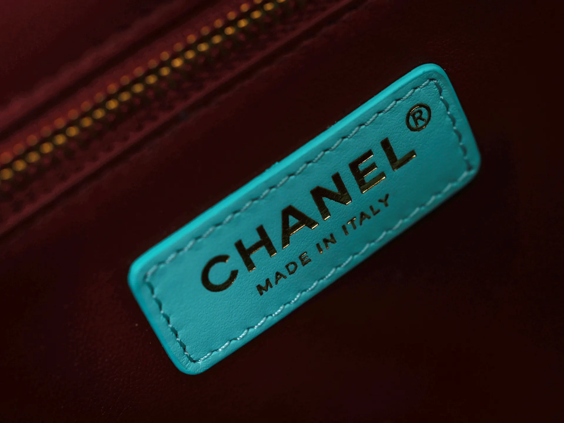 CHANEL 牛皮 材质質感高級 鳄鱼压纹牛皮颗粒感饱满 光泽细腻 托特包 大容量托特款