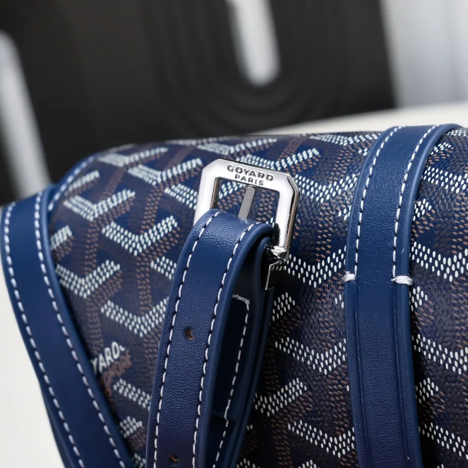 Goyard 皮质镶边以线条的方式凸显出包身轮廓 翻盖的皮质内衬亦 收纳包 旅行收纳款