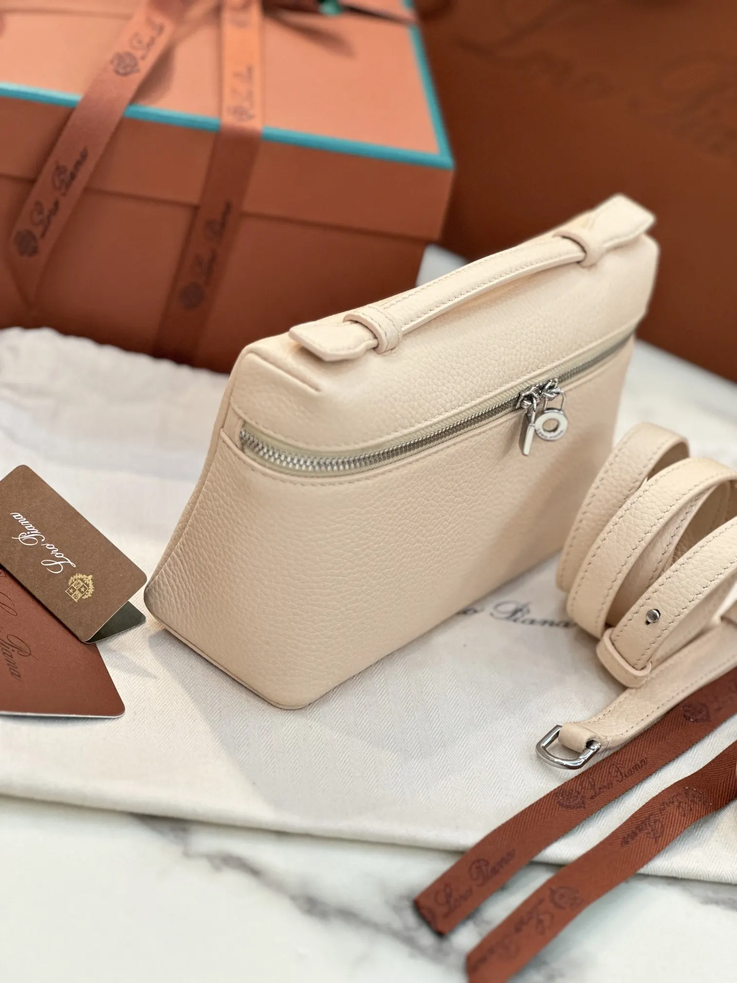 小牛皮 Loro Piana Extra Poket 手拿包 精致手拿款(數字9) 小牛皮 Loro Piana Extra Poket 手拿包 精致手拿款(數字9)