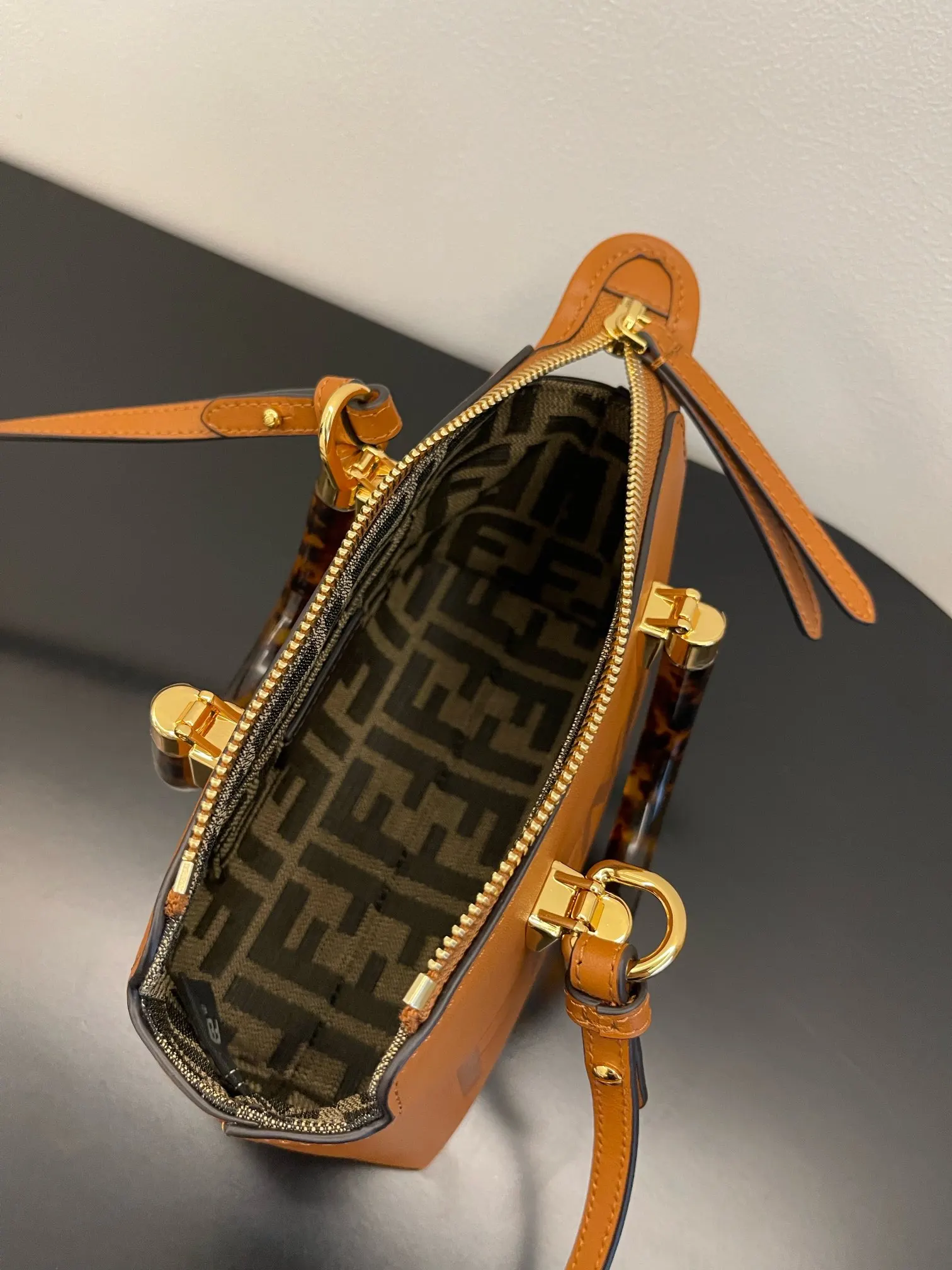 焦糖色 小牛皮 焦糖色全新Mini ByThe Way迷你包 包包拥 手拿包 精致手拿款