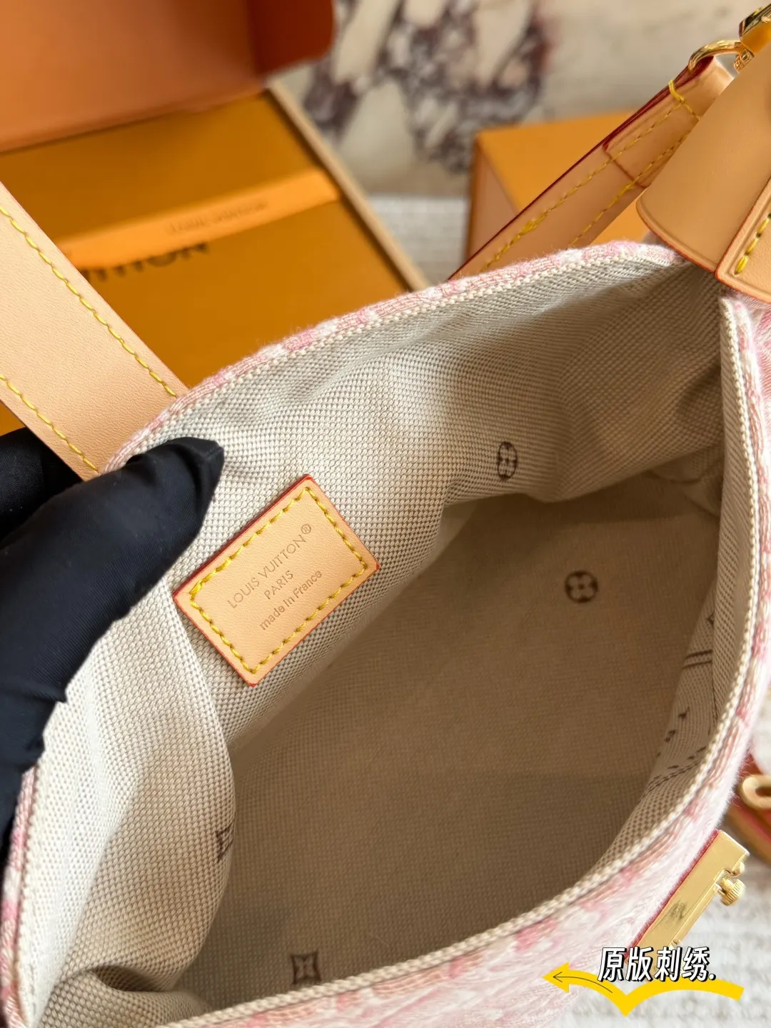LV 老花 粉色 丹宁 盒 Pochette Mia 粉色刺绣丹宁 双肩包 实用双肩款