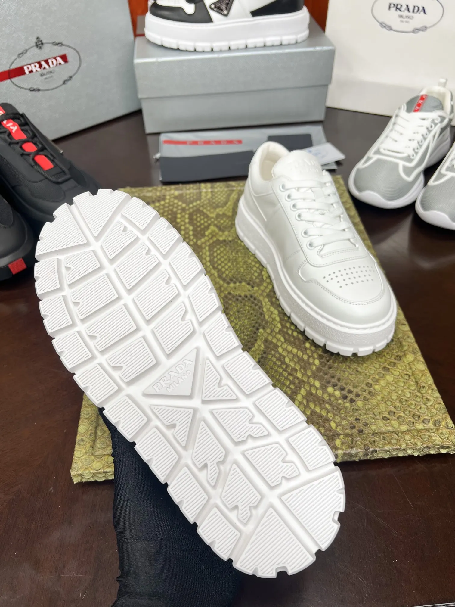 PRADA 牛皮 休闲鞋 舒适百搭款