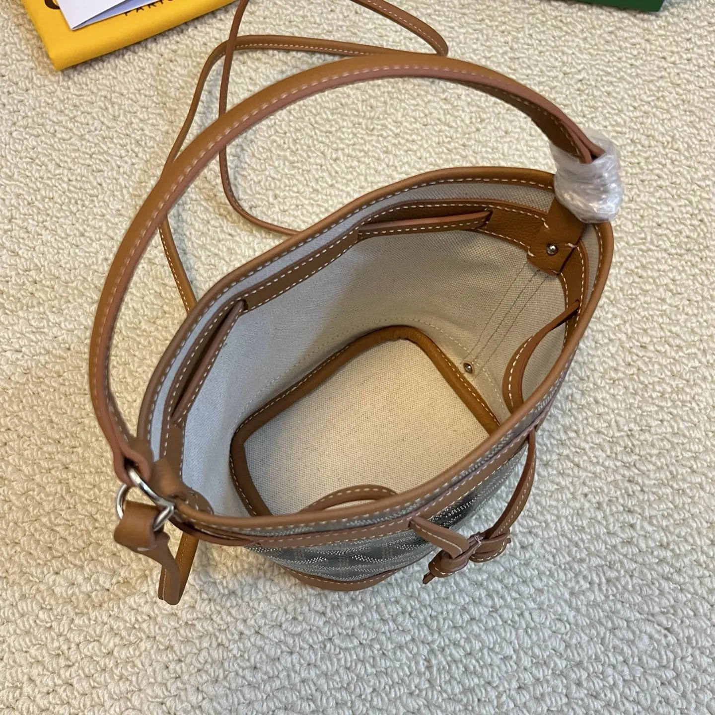 Goyard 皮革 轻盈小巧去始终保持标志性水桶百搭造型 水桶包 休閒水桶款(數字9) Goyard 皮革 轻盈小巧去始终保持标志性水桶百搭造型 水桶包 休閒水桶款(數字9)