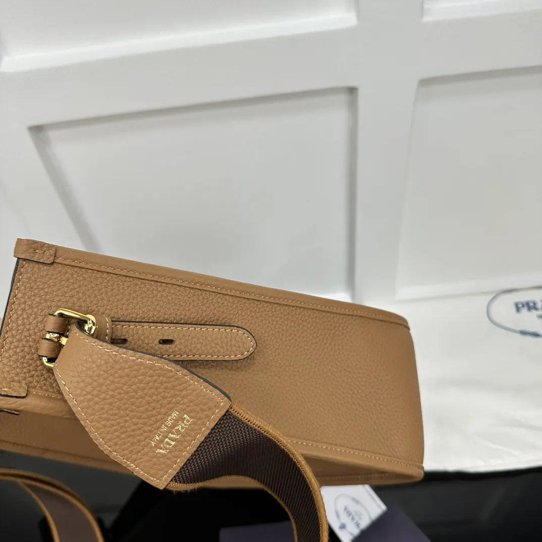 Prada 金色 托特包