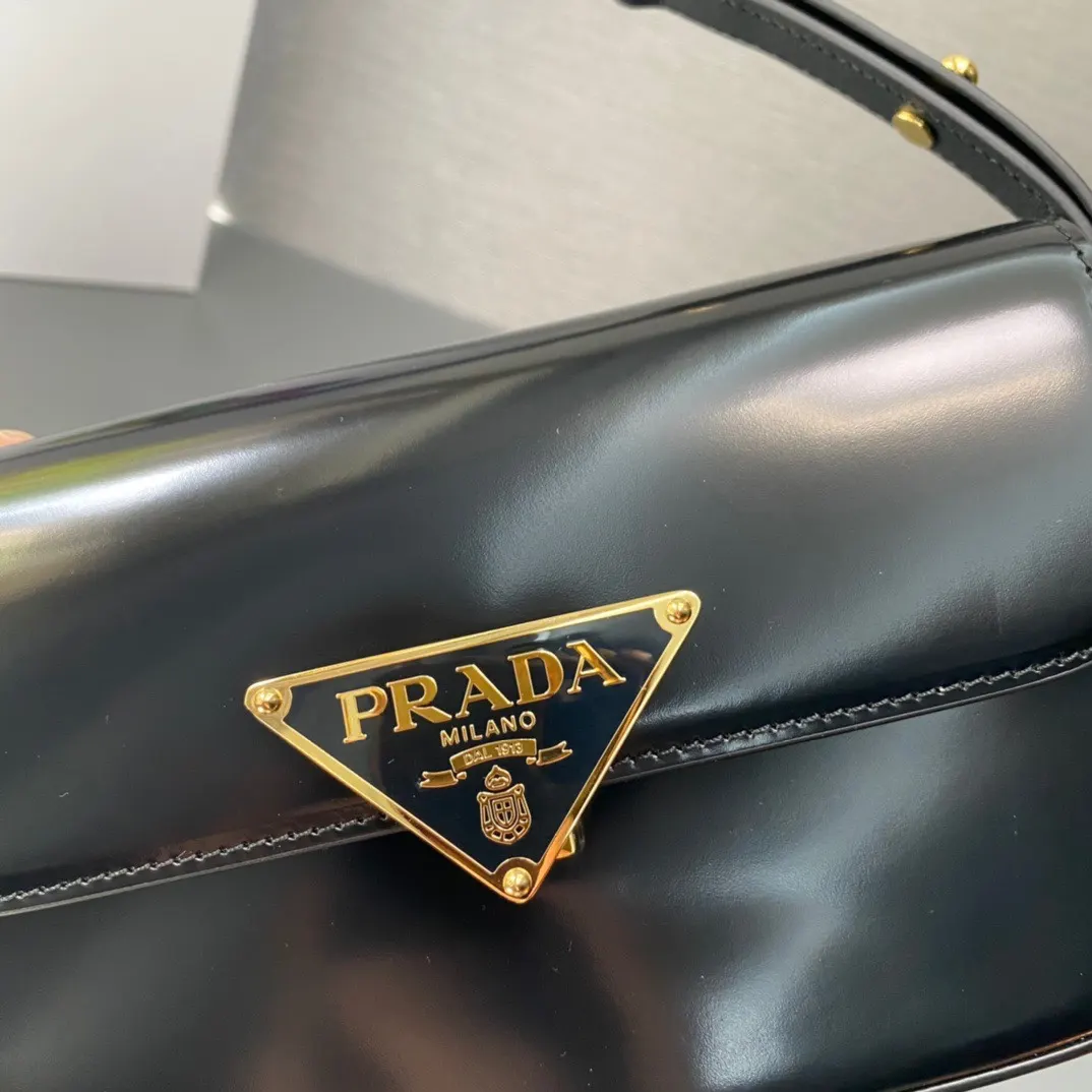 Prada 牛皮 三角标 斜挎包