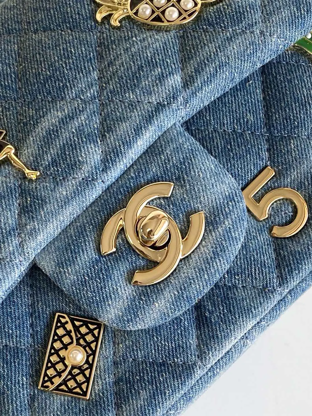 CHANEL 牛仔 丹宁 斜背包 輕便斜挎款(數字9) CHANEL 牛仔 丹宁 斜背包 輕便斜挎款(數字9)