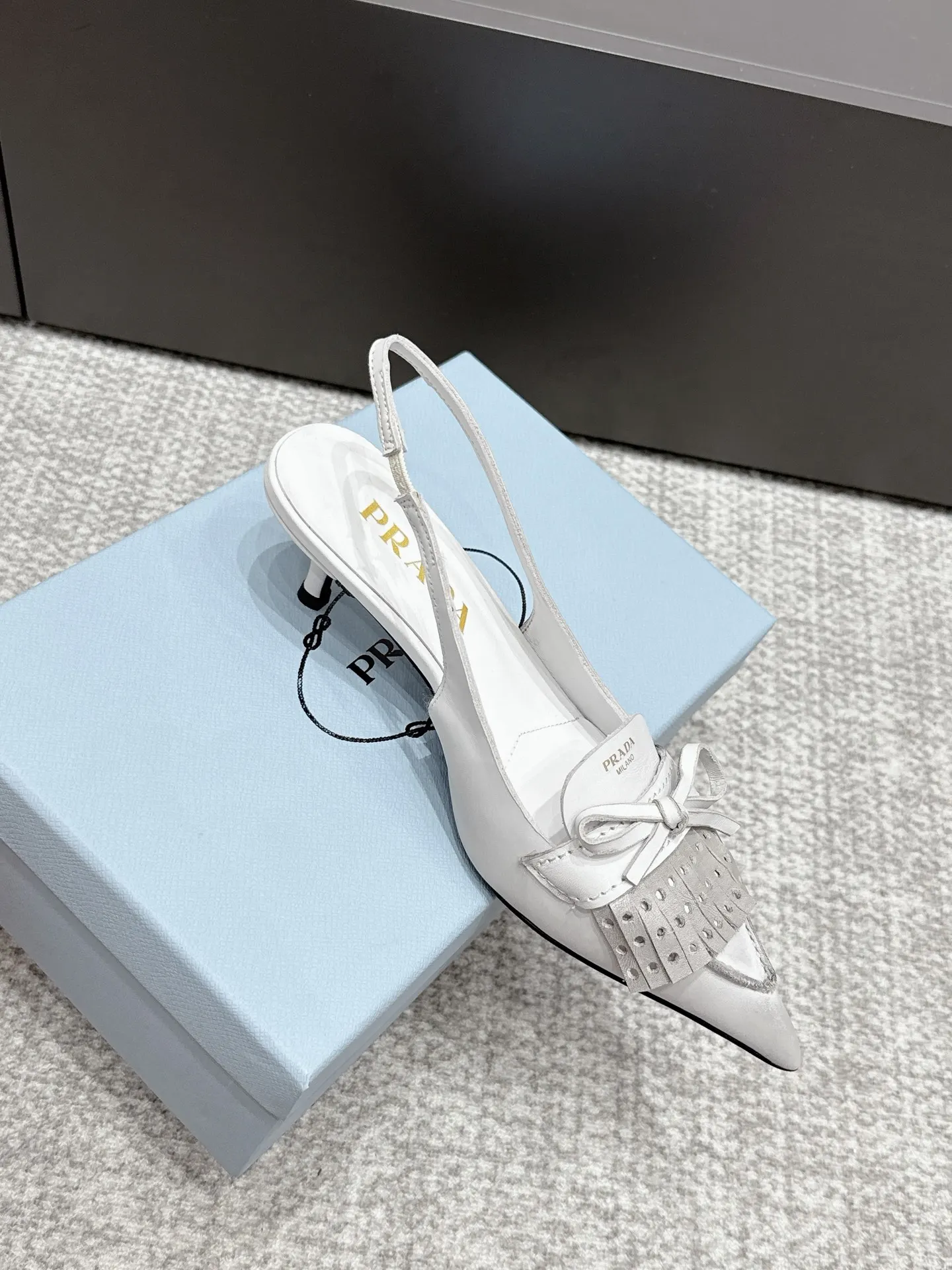 PRADA 牛皮 羊皮 休闲鞋 舒适百搭款