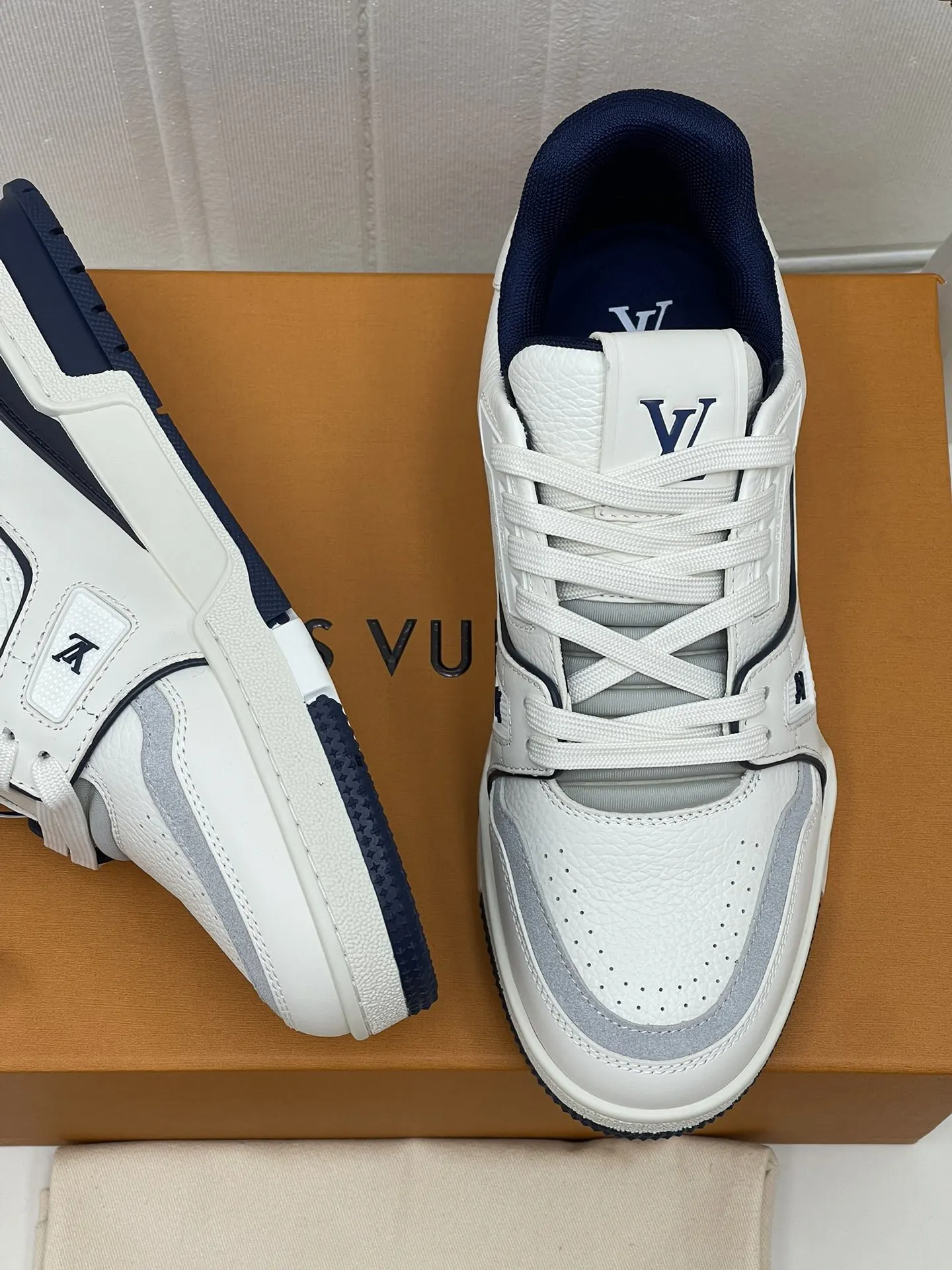 LV 鞋履(數字8) LV 鞋履(數字8)