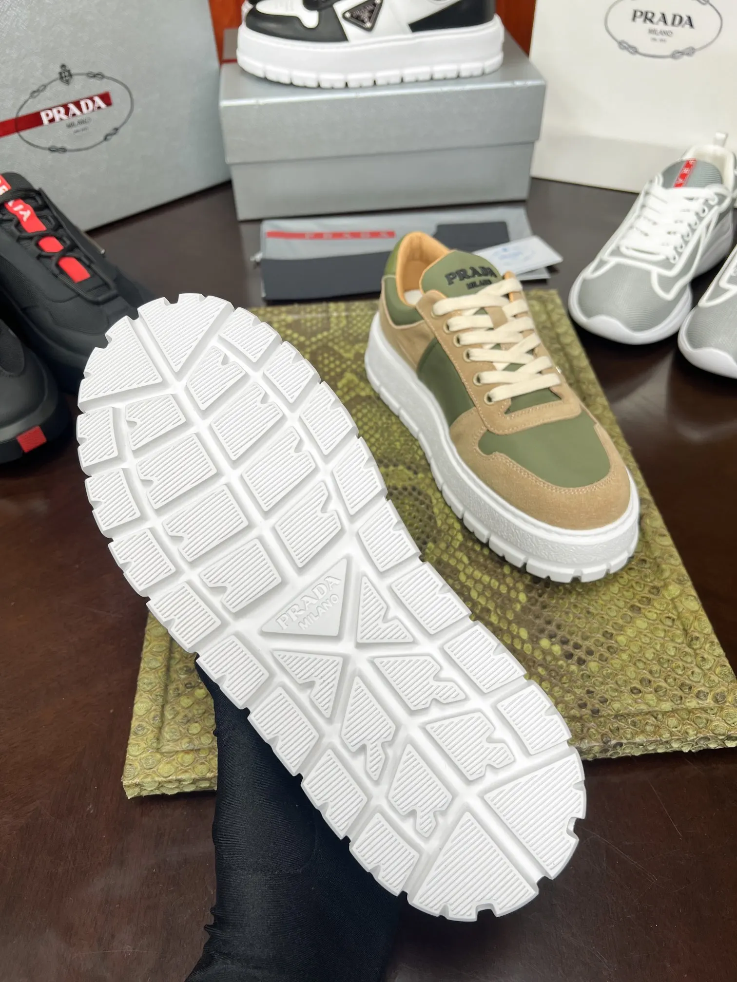PRADA 牛皮 休闲鞋 舒适百搭款