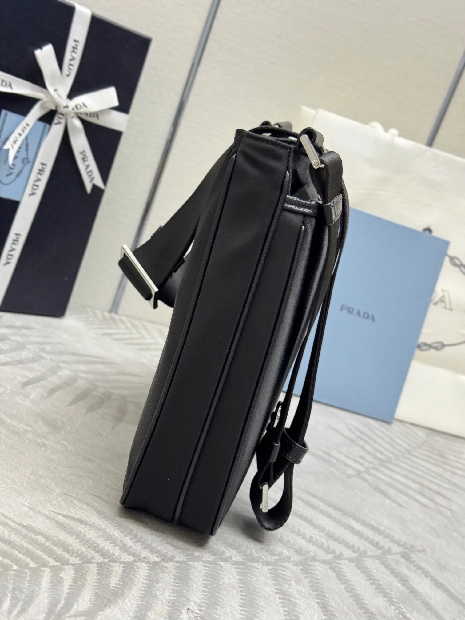 PRADA 2VH118 Re-Nylon尼龍 Saffiano十字纹牛皮 三角标 單肩包 日常通勤款